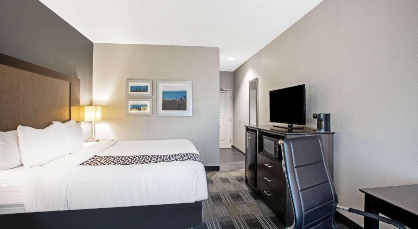 La Quinta Inn & Suites by Wyndham Victoria - South