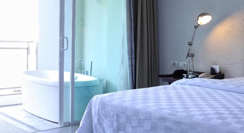 Image of Grand Jacuzzi Deluxe 9