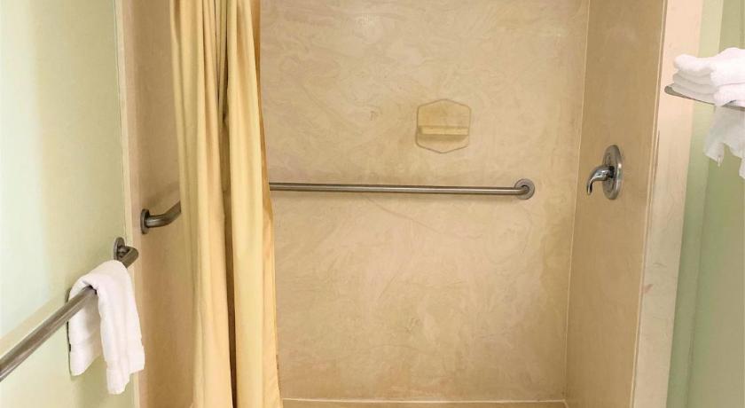 Pine Point Inn & Suites photo