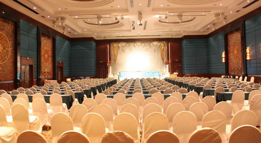 バンコク Golden Tulip Sovereign Hotel Bangkok 4つ星 ホテル プール