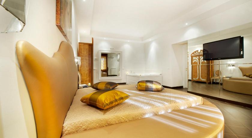 Image of Suite with Spa Bath 0