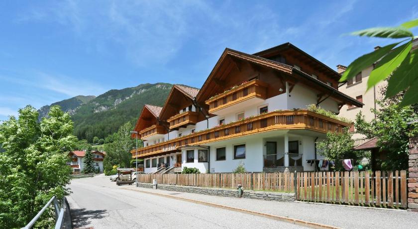Pension Alpenhof B&amp;B — Hotel in Brennero