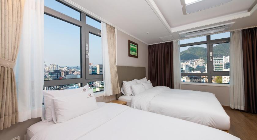 Image of Deluxe Family Twin Room City View 4