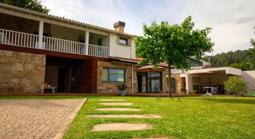 3 bedrooms house with enclosed garden and wifi at Gondiaes — Hotel in Geme