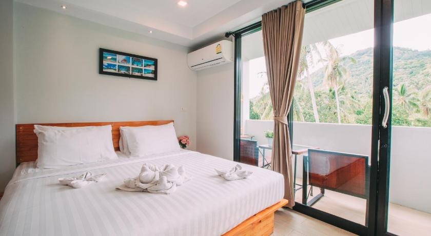 a bedroom with a bed and a window, Good Dream Hotel in Ko Tao