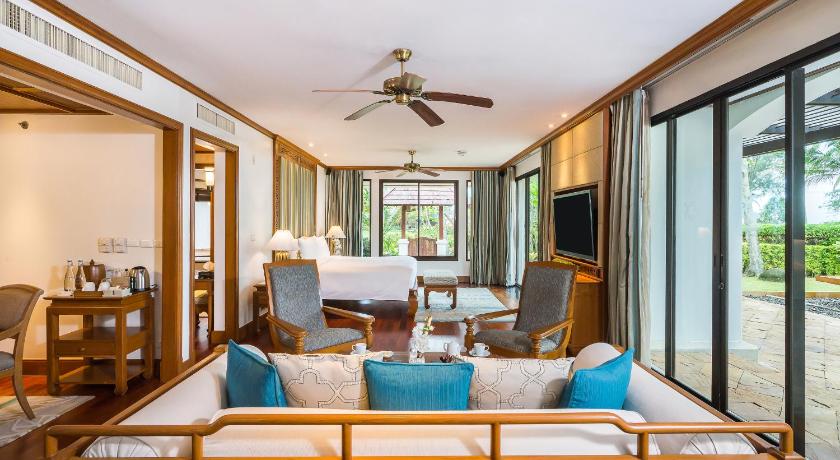 Фото: 1 Bedroom Suite, 1 King, Oceanfront, Private pool 8