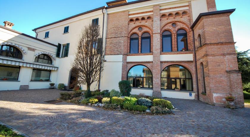 a large brick building with a large window, Villa Santa Maria dell'Arco - Centro Oreb in Cazzago San Martino