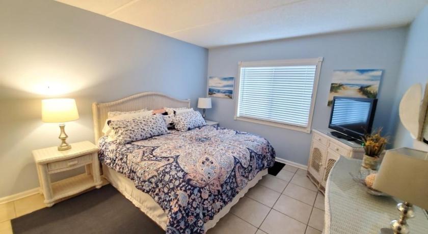 a bedroom with a bed and a desk, St, Augustine Ocean And Racquet 2204 Condo in St. Augustine (FL)