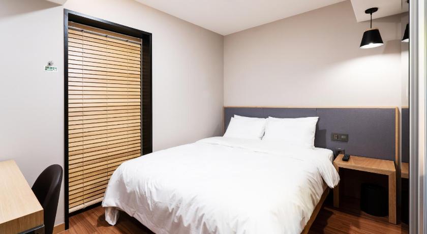 Imatge de estàndard amb 1 llit doble (Standard with 1 Double Bed) 10