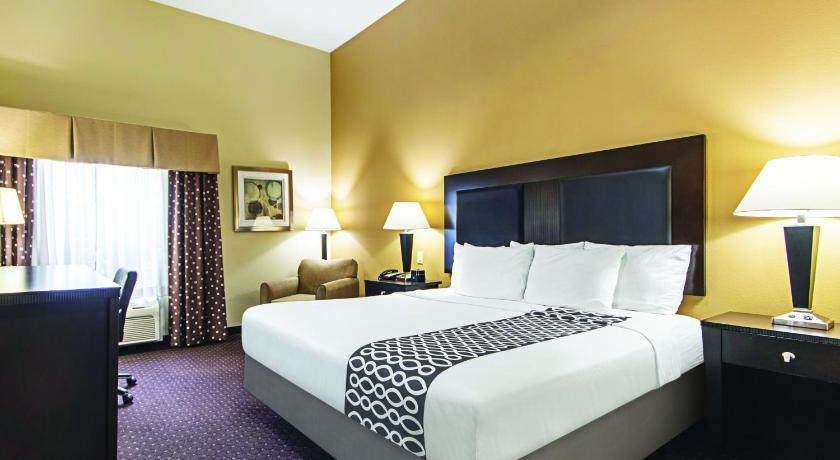 La Quinta Inn & Suites by Wyndham Houston New Caney