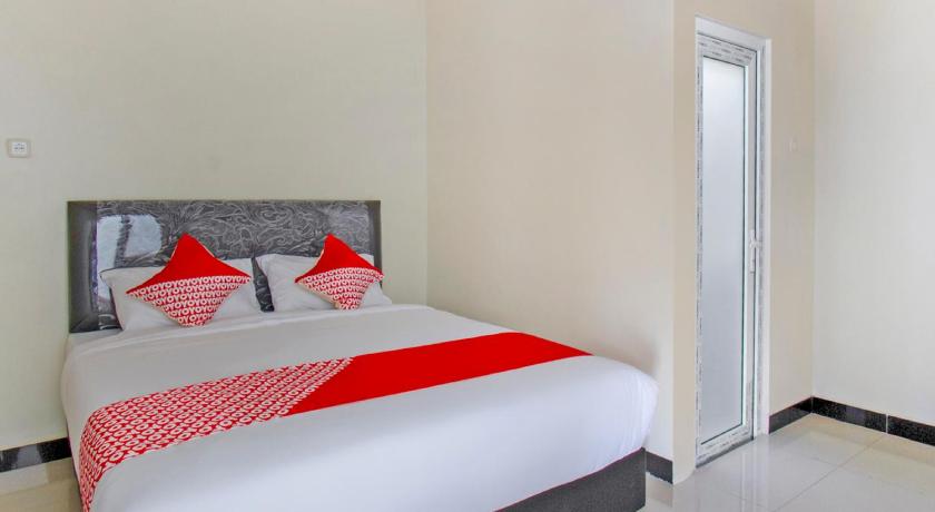 a bed room with a white bedspread and white pillows, OYO 2753 Irma's Residence in Blitar