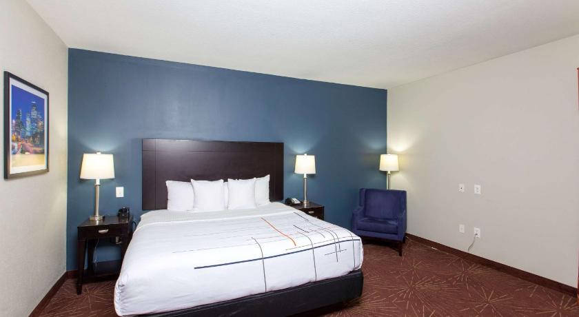 La Quinta Inn & Suites by Wyndham Houston East at Normandy