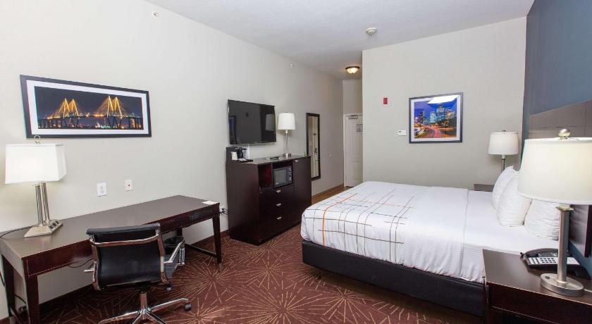 Image of 1 King Bed, Mobility/Hearing Accessible Room, Bathtub with Grab Bars, Non-Smoking 3