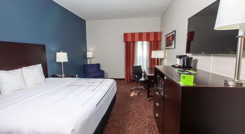 La Quinta Inn & Suites by Wyndham Houston East at Normandy