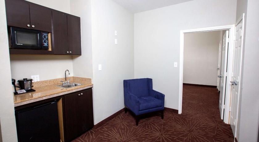Image of 1 King Bed, One-Bedroom Suite, Non-Smoking 1