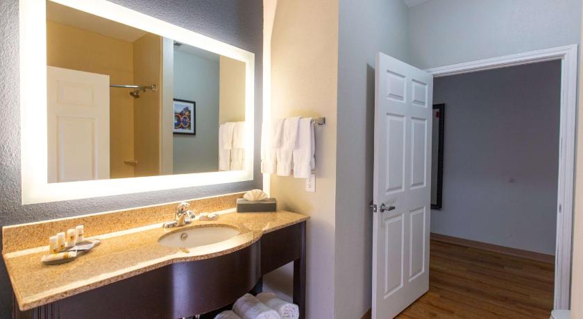 Image of 1 King Bed, One-Bedroom Suite, Non-Smoking 4