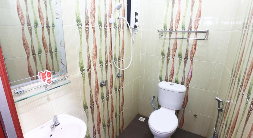 a bathroom with a toilet, sink, and shower, OYO 89607 Aloha Chalet in Kampung Raja (Terengganu)