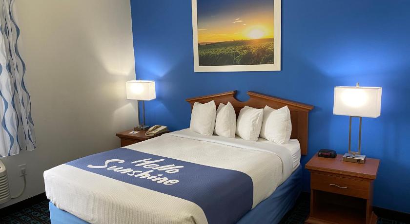 Days Inn & Suites by Wyndham Cambridge