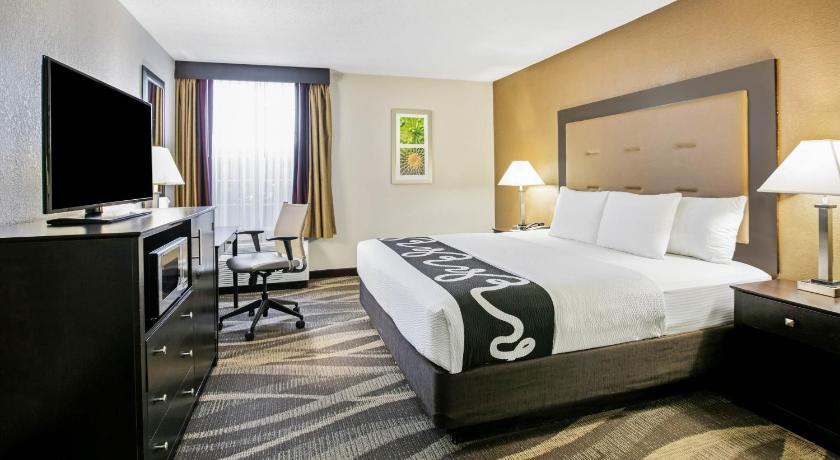 La Quinta Inn & Suites by Wyndham Dallas - Las Colinas