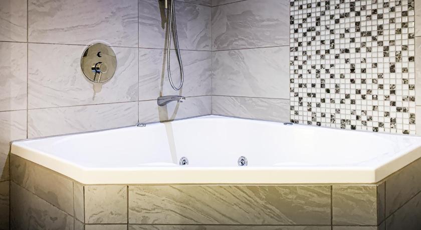 Image of Studio with Spa Bath 5