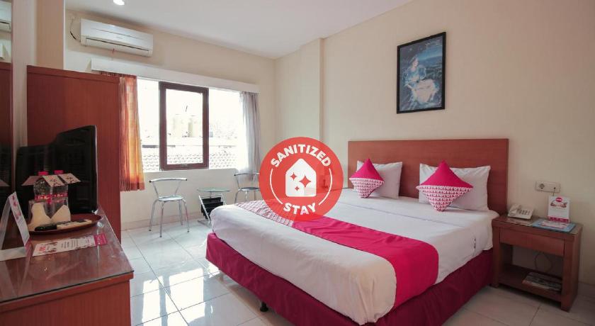 a hotel room with a large bed and a large window, Super OYO Flagship 1511 Galaxy Inn in Bandung
