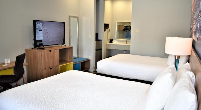 Image of 2 Queen Beds, Non-Smoking 10