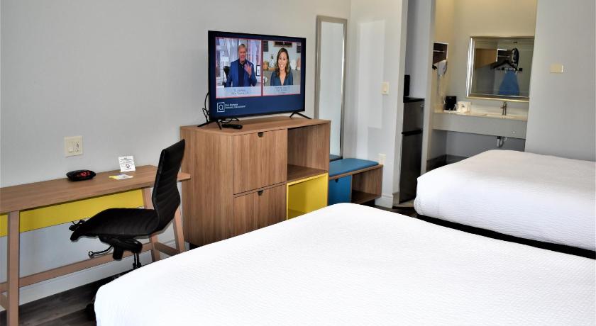 Image of 2 Queen Beds, Non-Smoking 7