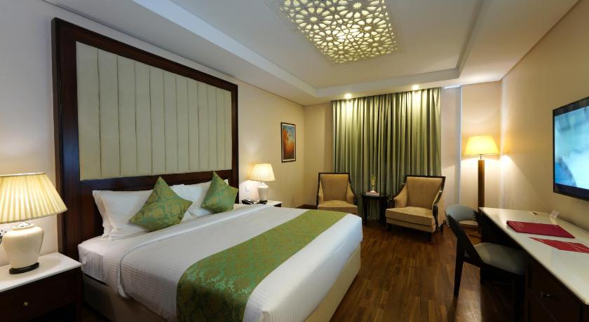 Image of 1 King Bed, Deluxe Room, Non-Smoking 3
