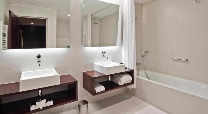 サン・ジョアン・ダ・マデイラ Golden Tulip Sao Joao da Madeira Hotel 4つ星 ホテル レストラン