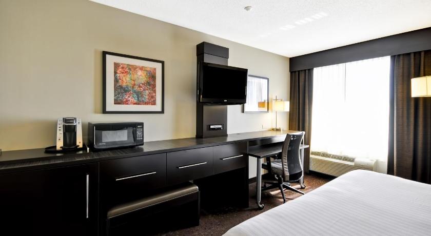 Holiday Inn Express Romulus / Detroit Airport