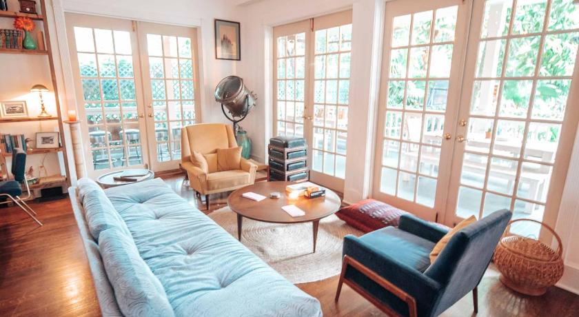 a living room filled with furniture and a window, Sonder Wellborn in Orlando (FL)