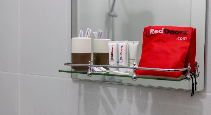 RedDoorz Hostel @ Manado Green Hostel photo