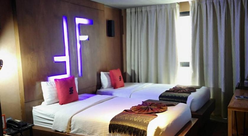 a hotel room with a bed and two lamps, The Fusion Suites Hotel in Bangkok