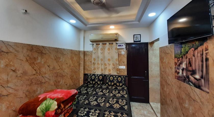Aggarwal guest houses lajpat nagar, foreigners area, very safe, attached fully equipped kitchen for  photo
