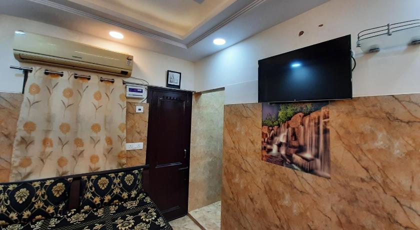 Aggarwal guest houses lajpat nagar, foreigners area, very safe, attached fully equipped kitchen for  photo