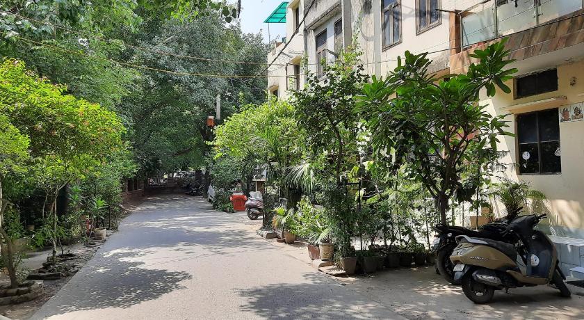 92, 121, 74, 700 Posh s delhi foreigners place in cream location independent luxury flat with attach photo