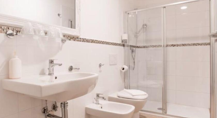 a bathroom with a toilet, sink, and bathtub, Affittacamere Casa Dane in La Spezia
