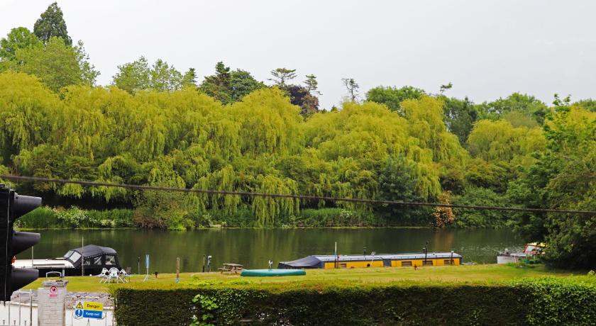 Shillingford Bridge Hotel