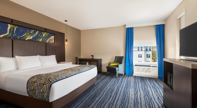 La Quinta Inn & Suites by Wyndham Orlando IDrive Theme Parks