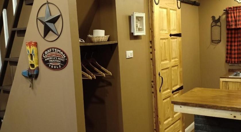 Image of Deluxe Double Room with Bath 7