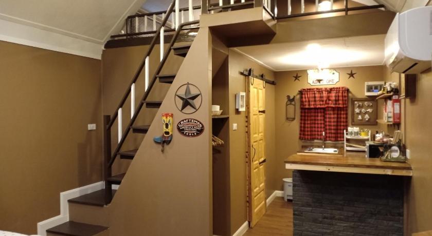 Image of Deluxe Double Room with Bath 10
