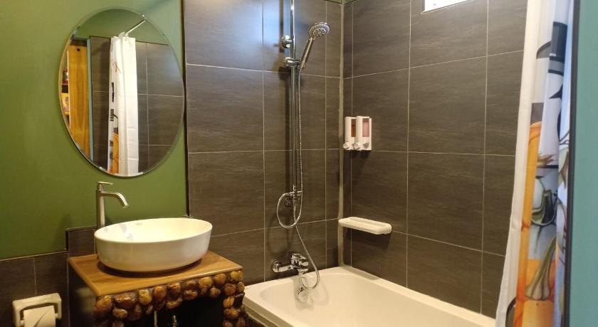 Image of Deluxe Double Room with Bath 3