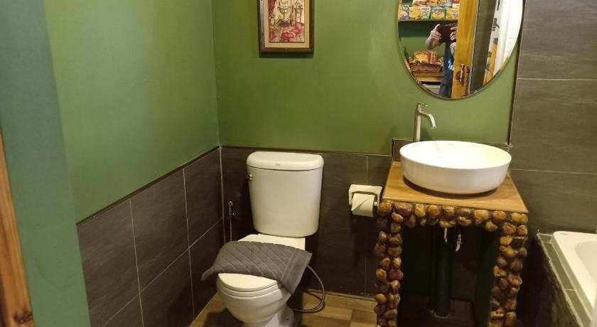 Image of Deluxe Double Room with Bath 4