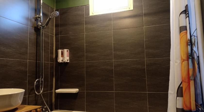 Image of Deluxe Double Room with Bath 6