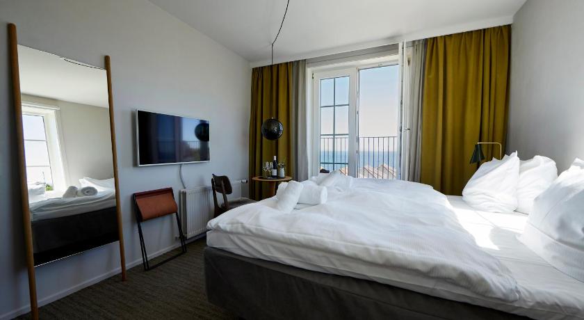 Image of Superior Room with Partial Sea View 3