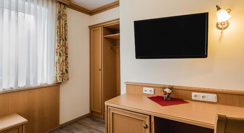 Hotel Bayrischer Lowe photo