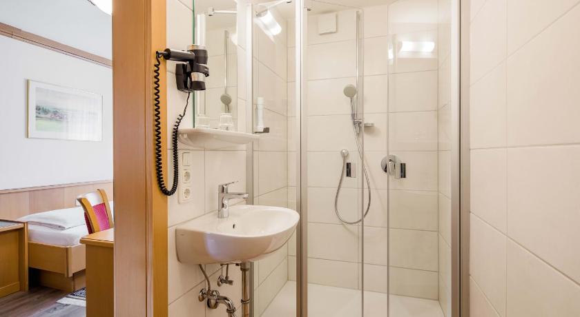 Hotel Bayrischer Lowe photo