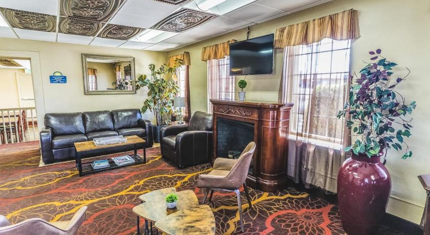 a living room filled with furniture and a fire place, Days Inn by Wyndham Montrose in Montrose (CO)