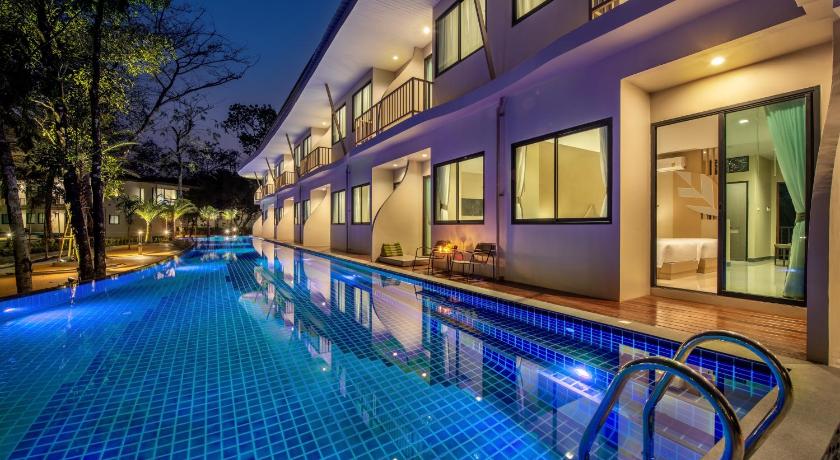 Image of Deluxe Pool Access King Bed 3