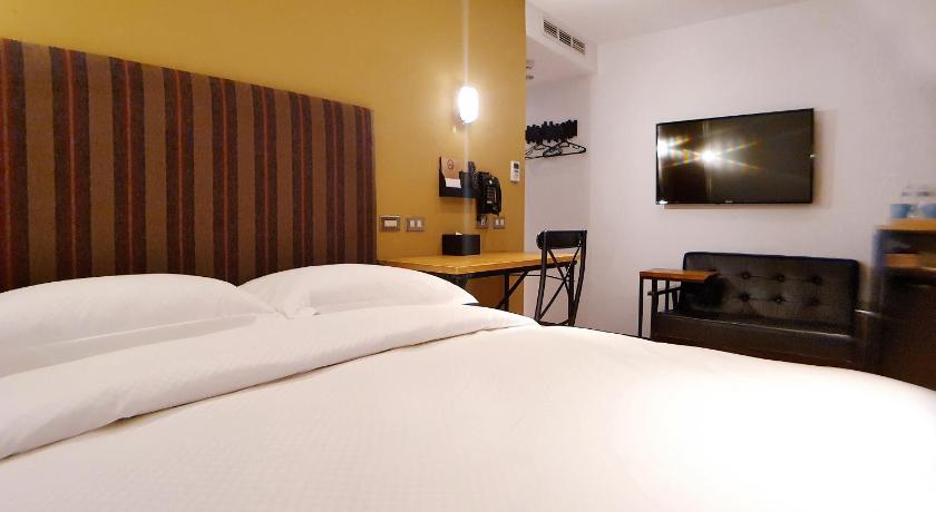 Image of Deluxe Business Double Room 3